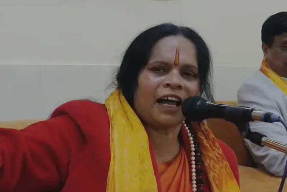 सहारनपुर हिंदू सम्मेलन में साध्वी प्राची का तीखा हमला, अरशद मदनी के बयान पर बोलीं— “असुरक्षित लगे तो पाकिस्तान चले जाएं”