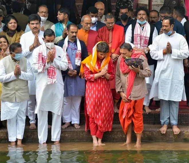 'प्रियंका गांधी बनेंगी पीएम'...कामाख्या मंदिर में बाबा ने दिया 'प्रधानमंत्री' बनने का आशीर्वाद