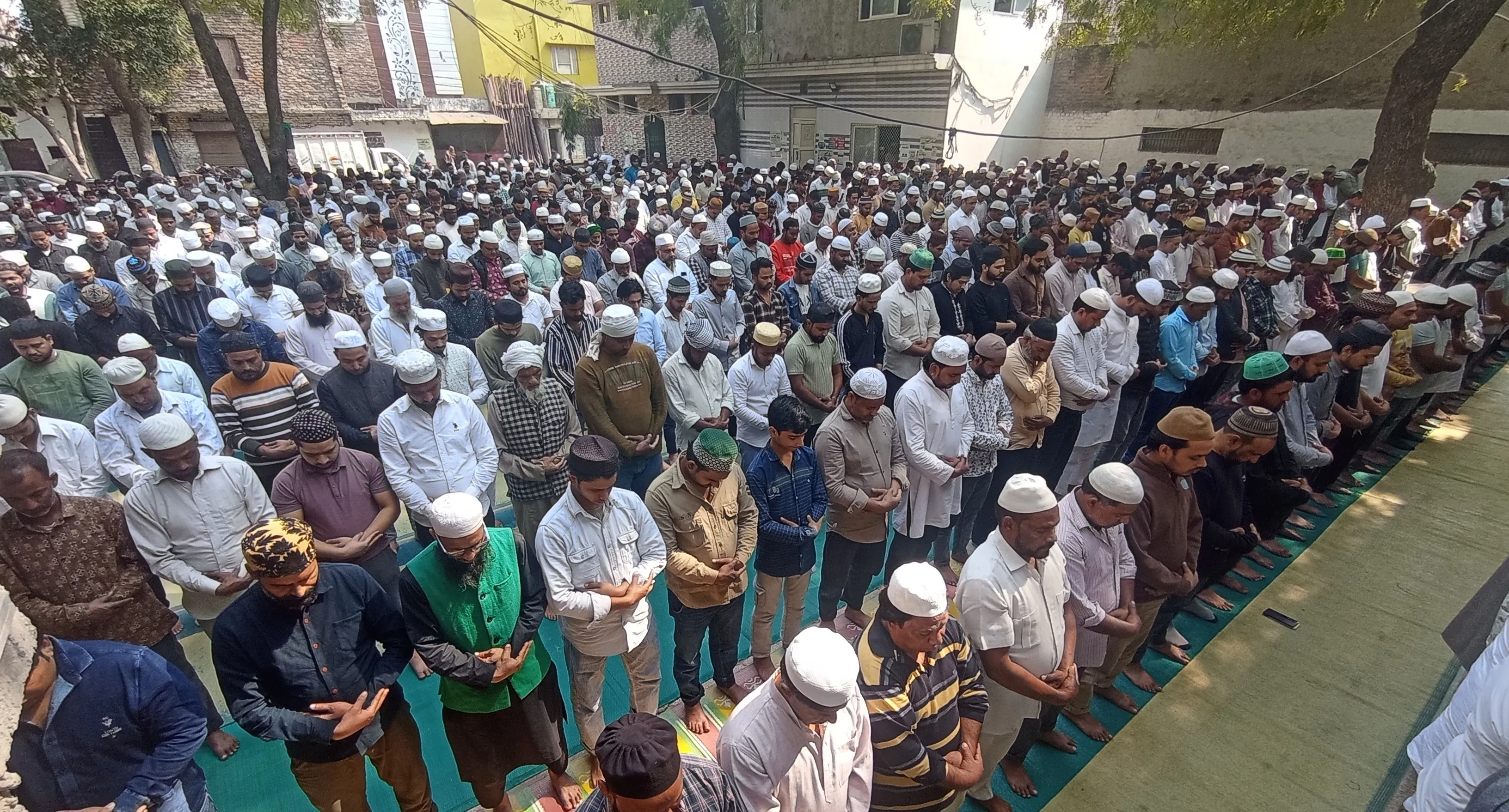 रमजान मुबारक : अकीदत और रूहानियत के माहौल में अदा हुई पहले जुमा की नमाज