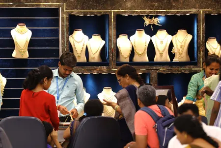 डॉलर की कमजोरी और भू-राजनीतिक तनावों से सोने-चांदी की कीमतों में आई तेज उछाल