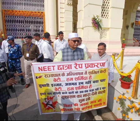 बिहार विधानसभा परिसर में पटना छात्रावास की छात्रा की मौत को लेकर विपक्ष ने किया प्रदर्शन