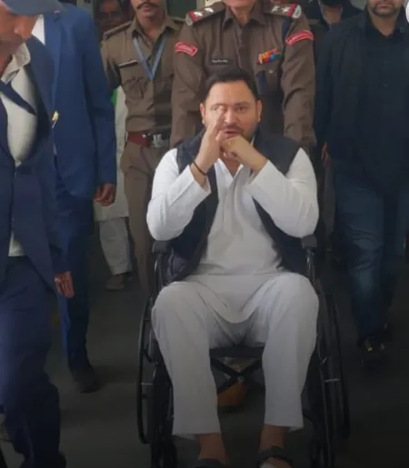 राजद नेता तेजस्वी यादव व्हीलचेयर से विधानसभा पहुंचे, पैर के अंगूठे में है चोट