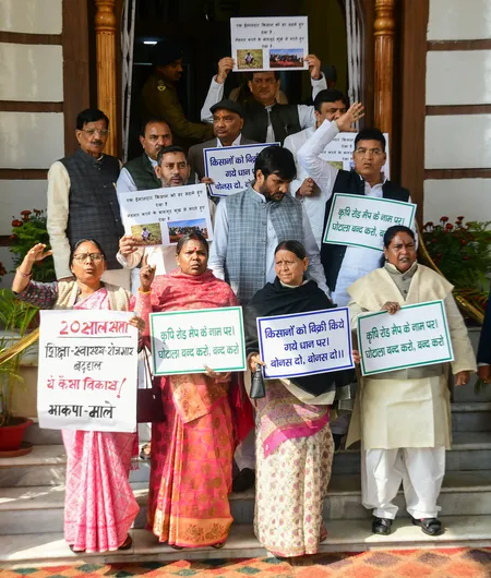 बिहार विधान परिषद के बाहर विपक्ष का प्रदर्शन, राबड़ी देवी ने उठाए किसानों के मुद्दे