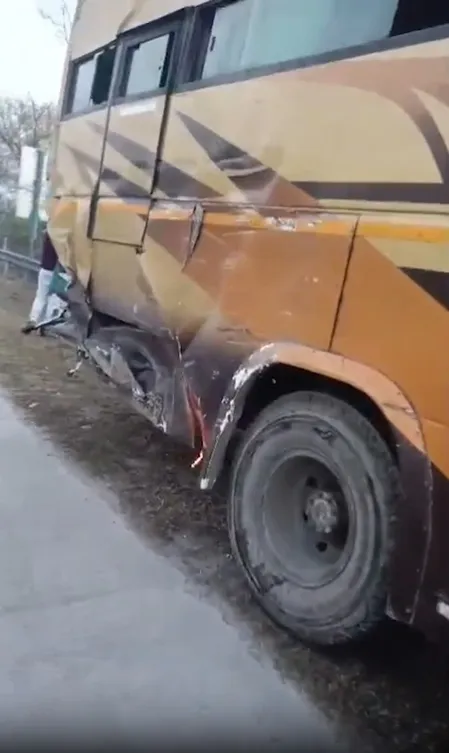 मथुराः यमुना एक्सप्रेसवे पर भीषण हादसा: कंटेनर ने खड़ी बस को मारी टक्कर, 6 यात्रियों की दर्दनाक मौत