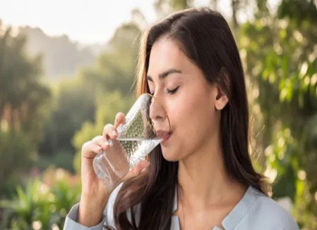 बाहर का खाना खाने के बाद क्यों लगती है ज्यादा प्यास? ये है बड़ा कारण 