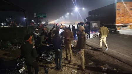 नोएडा में कानून-व्यवस्था सुदृढ़ करने को पुलिस का सख्त अभियान, सार्वजनिक स्थानों पर शराब पीने वालों पर कार्रवाई