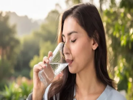 क्या पूरे दिन गुनगुना पानी पीना सही है? आयुर्वेद से जानें सही नियम 
