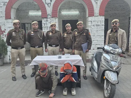 दिल्ली पुलिस ने दो शातिर स्नैचर को किया गिरफ्तार, चोरी के मोबाइल और स्कूटी बरामद