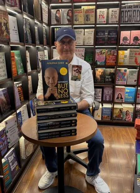 'हिंदी मीडियम का हूं, मगर भाषा नहीं बनी बाधा', बुकस्टोर में अपनी किताबें देखकर इमोशनल हुए अनुपम खेर 