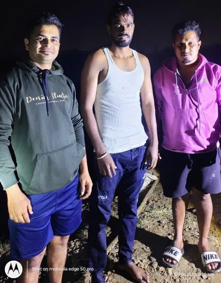 चलती ट्रेन से वैतरणा नदी में गिरा युवक, स्थानीय लोगों ने बचाई जान