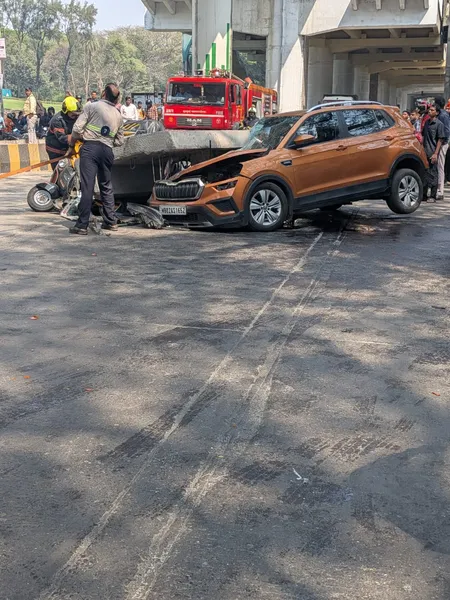 मुंबई में मेट्रो निर्माण के दौरान बड़ा हादसा: पिलर का मलबा ऑटोरिक्शा पर गिरा, कई यात्री गंभीर रूप से घायल