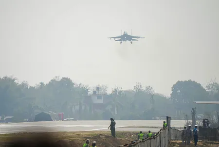 असम में एयरफोर्स को मिली नई इमरजेंसी लैंडिंग फैसेलिटी, पीएम मोदी के सी-130 जे एयरक्राफ्ट के उतरते ही एयर स्ट्रिप हुई सक्रिय