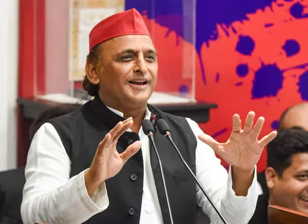 शंकराचार्य विवाद पर अखिलेश यादव का सीएम योगी पर निशाना, व्यवहार पर उठाए सवाल