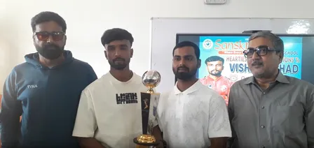 गोरखपुर: पंजाब किंग्स का हिस्सा बनने के बाद पहली बार घर पहुंचे विशाल, हुआ जोरदार स्वागत