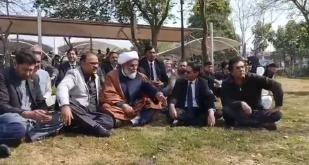 पाक‍िस्‍तान में सुप्रीम कोर्ट के बाहर इमरान खान के समर्थन में प्रदर्शन, परिवार और डॉक्‍टर से मुलाकात की मांग 