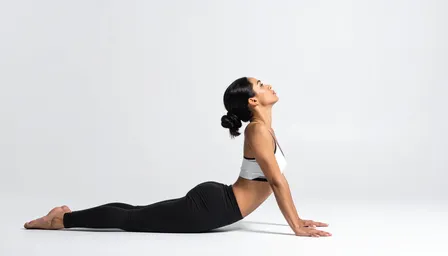 रीढ़ की हड्डी को बनाना है लचीला? आज ही अपनी दिनचर्या में शामिल करें तिर्यक भुजंगासन 