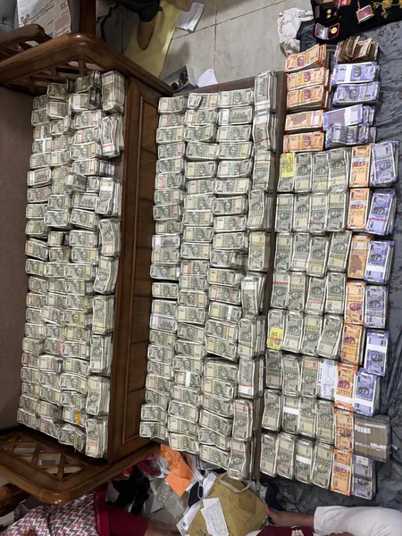  विजिलेंस विभाग की बड़ी कार्रवाई, खनन उपनिदेशक के घर से जब्त किए 4 करोड़ कैश और सोने के आभूषण