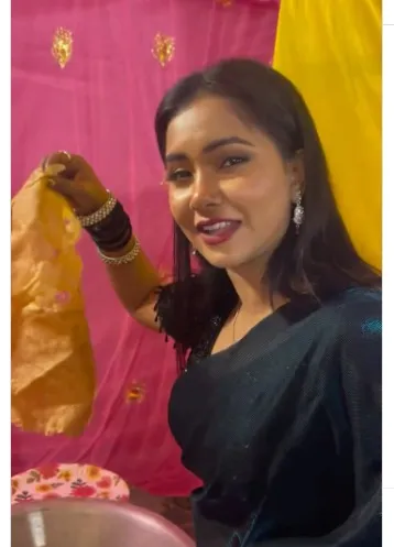 आरा की फेमस 'हाथी कान पूड़ी' का स्वाद लेते दिखीं तृषा कर मधु, पवन सिंह का किया जिक्र