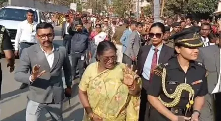 राष्ट्रपति की सादगी ने जीता जमशेदपुर का दिल: प्रोटोकॉल तोड़ बच्चों से मिलने रुकीं द्रौपदी मुर्मू, बीच रास्ते रुकवाया काफिला
