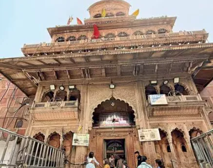 वृंदावन में बड़ा विवाद! बांके बिहारी मंदिर में स्टील रेलिंग का ठेका मुस्लिम ठेकेदार को मिलने पर बवाल