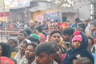 संभल: महाशिवरात्रि पर डीएम-एसपीने जलाभिषेक के बाद भक्तों पर फूल बरसाए!