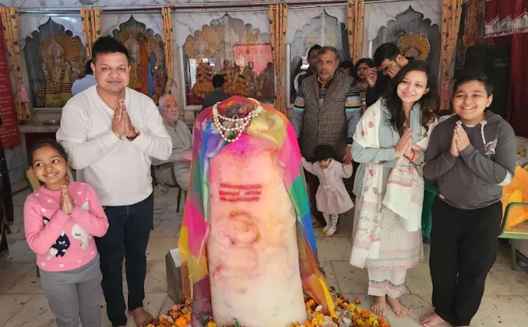 नोएडा में महाशिवरात्रि पर हर-हर महादेव की गूंज, मंदिरों में भक्तों की लगी लंबी लाइनें