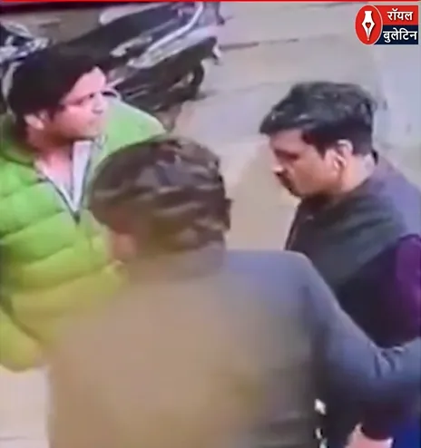 मेरठ में दिनदहाड़े दबंगई! दुकानों में घुसकर व्यापारियों से मारपीट, CCTV में कैद वारदात