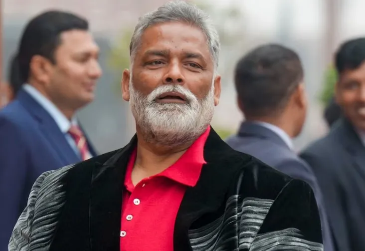 आधी रात के ड्रामे के बाद सांसद पप्पू यादव गिरफ्तार,अचानक हालत बिगड़ी, स्ट्रेचर पर अस्पताल लाए गए सांसद