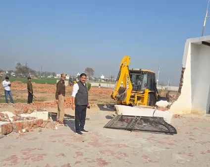 ग्रेटर नोएडा: बिलासपुर में अवैध निर्माण पर बुलडोजर, 37.5 करोड़ के निर्माण को ध्वस्त