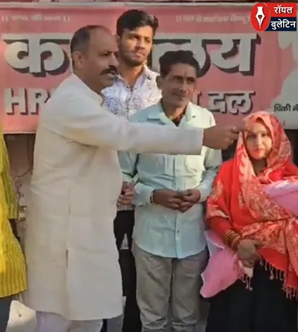 गाजियाबाद में चौथे बच्चे पर ‘सम्मान’: हिंदू रक्षा दल अध्यक्ष ने दंपति को दिए ₹21 हजार