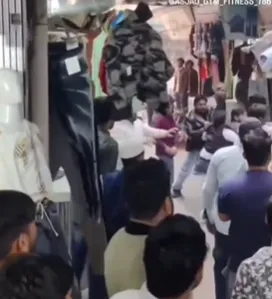 मुजफ्फरनगर: दुकान के बाहर कपड़े टांगने को लेकर भिड़े दो पक्ष, बाजार में सरेराह चले लात-घूंसे