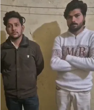 मुजफ्फरनगर: गांव की गंदगी दिखाना पड़ा भारी, पुलिस चौकी में युवकों से हाथ जोड़वाकर बनवाया 'माफी' का वीडियो