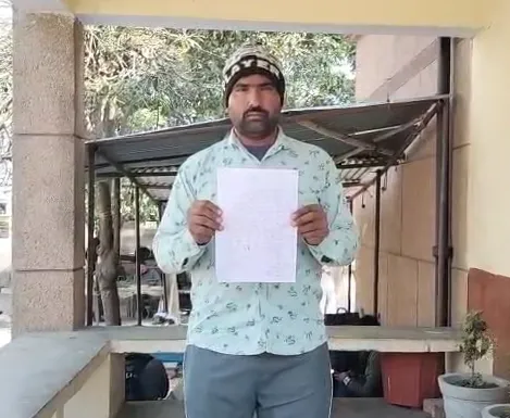 शामली में खाद्य आपूर्ति विभाग के 23 चक्कर काटने के बाद भी नही बना राशन कार्ड, पीडित ने तहसील दिवस में मंडलायुक्त से की शिकायत