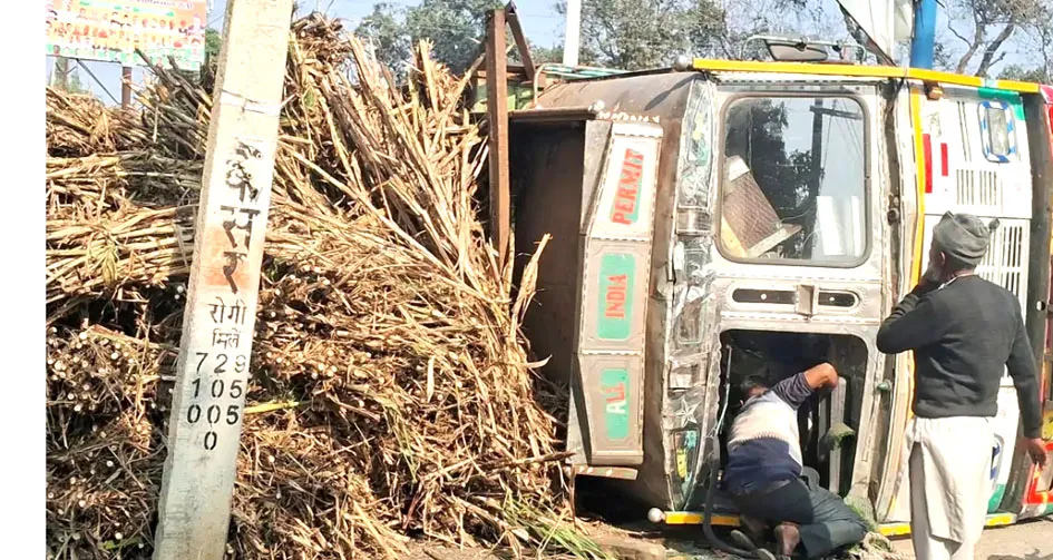 सहारनपुर में गंगोह बाईपास पर ओवरलोड गन्ना ट्रक पलटा, टायर फटने से हादसा