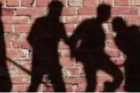 देवरिया में दबंगों की दबंगई! 6 युवकों ने मिलकर युवक को बेरहमी से पीटा, वीडियो वायरल