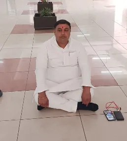 MDA में भ्रष्टाचार के खिलाफ अपनों का विद्रोह: मुज़फ्फरनगर में भाजपा नेता ने प्राधिकरण कार्यालय के फर्श पर बैठकर दिया धरना