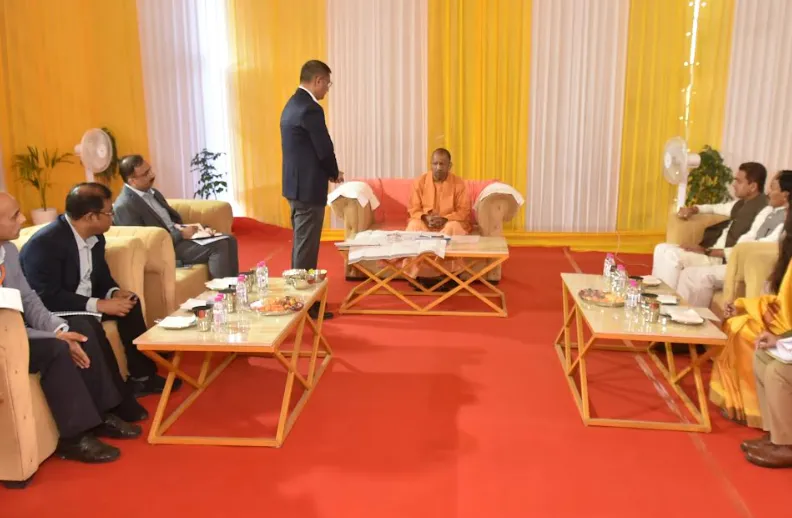 नोएडा में मुख्यमंत्री योगी आदित्यनाथ ने की कानून-व्यवस्था और विकास परियोजनाओं की समीक्षा, सेमीकंडक्टर पार्क पर विशेष ध्यान