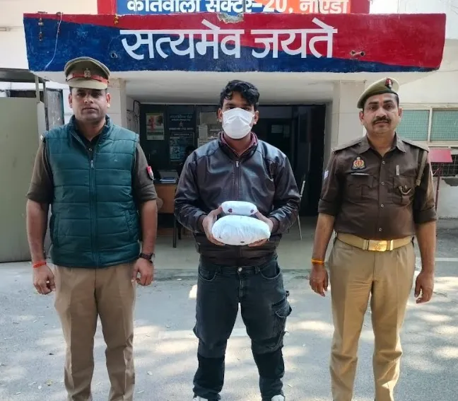 नोएडा: पुलिस ने 15 शातिर बदमाशों को गिरफ्तार कर बरामद किए अवैध हथियार और मादक पदार्थ
