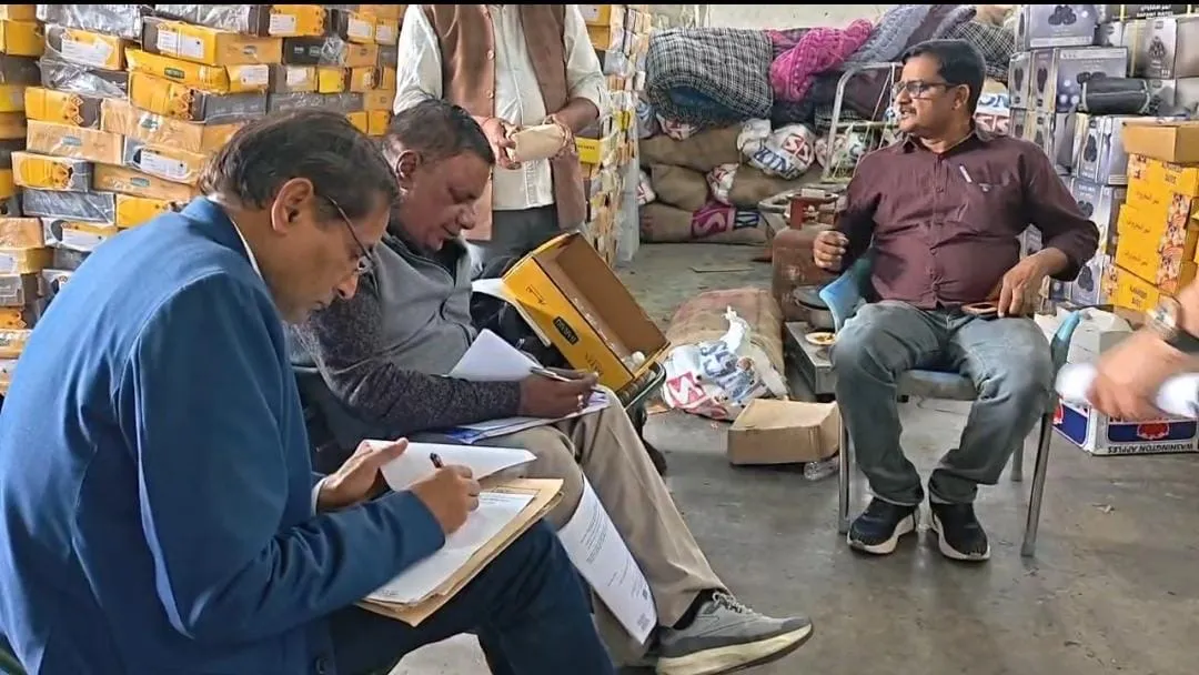 मुरादाबाद: नवीन मंडी समिति में फूड विभाग की बड़ी छापेमारी, बिना बैच नंबर और एक्सपायरी डेट के बिक रही थी खजूर