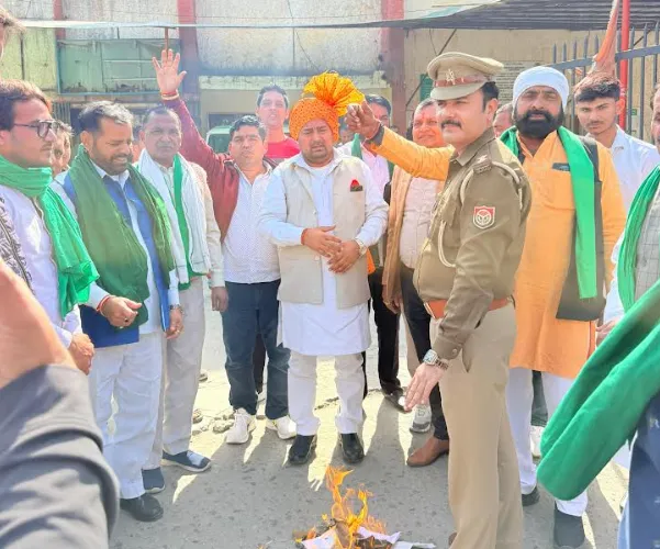 नोएडा में किसानों का अमेरिका-भारत व्यापार समझौते के खिलाफ प्रदर्शन, ज्ञापन सौंपा