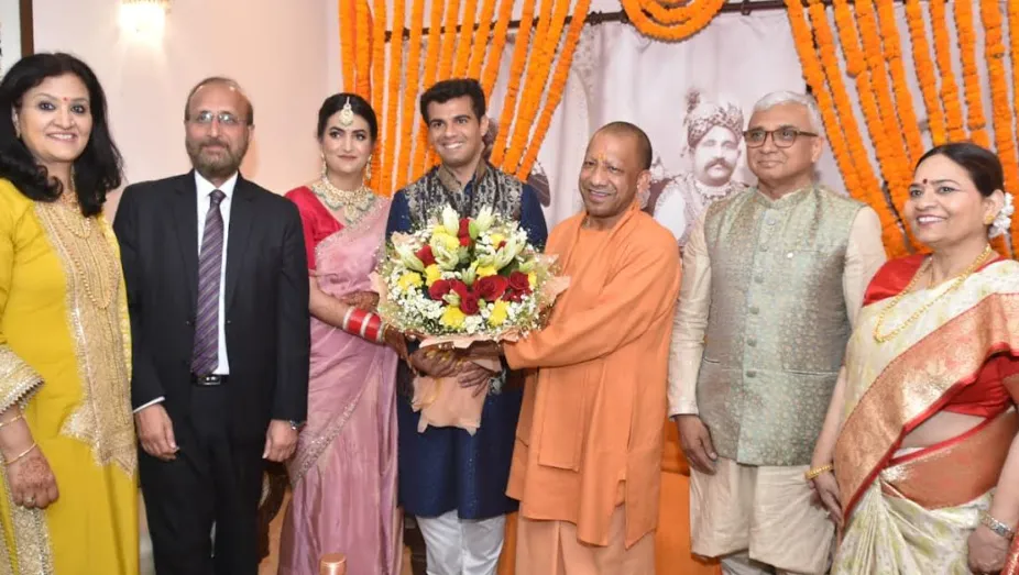 नोएडा में मुख्यमंत्री योगी आदित्यनाथ ने महायोगी गोरखनाथ विश्वविद्यालय के कुलपति की बेटी के विवाह में दी शुभकामनाएं