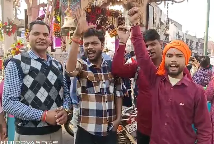 मुज़फ्फरनगर: शिव चौक पर गूंजा 'विजयी विश्व तिरंगा प्यारा', भारत की जीत के लिए युवाओं ने मांगी मन्नत, जीतने पर करेंगे रक्तदान