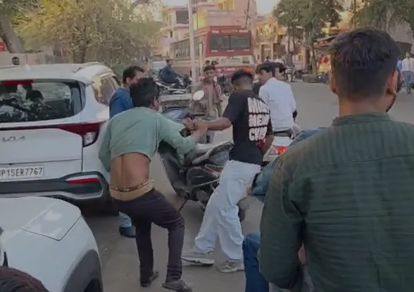 मेरठ में मोबाइल चोर की सरेराह धुनाई, कैब इंटर कॉलेज से थाने तक पीटते हुए निकाला जुलूस