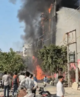 मथुरा के वृंदावन में खौफनाक हादसा: उद्घाटन के दिन ही होटल में लगी आग, 40 लोग फंसे, 3 झुलसे