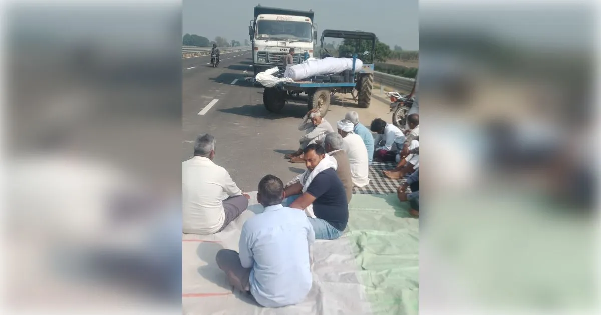 दिल्ली-देहरादून इकोनॉमिक कॉरिडोर पर किसानों का फूटा गुस्सा, मुज़फ्फरनगर के बिराल में अनिश्चितकालीन धरना शुरू