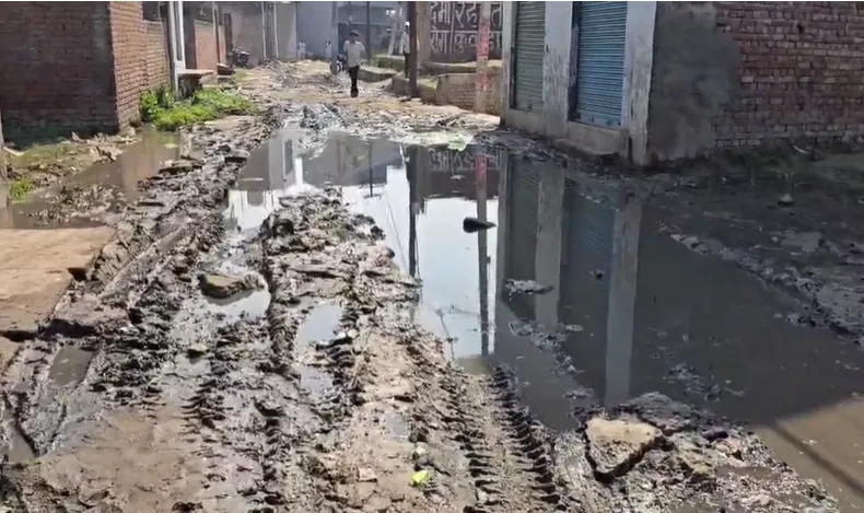 मुजफ्फरनगर में वार्ड 8 में विकास के दावों की खुली पोल, टूटी सड़कें और जलभराव ने छीना लोगों का चैन