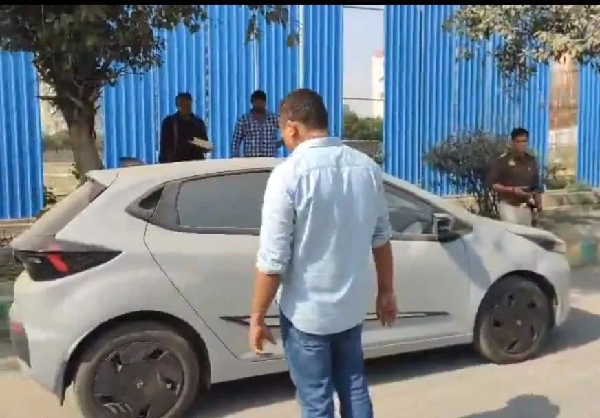 वैलेंटाइन- डे पर प्रेमी युगल ने उठाया ये खौफनाक कदम, कार में मिला दोनों का शव