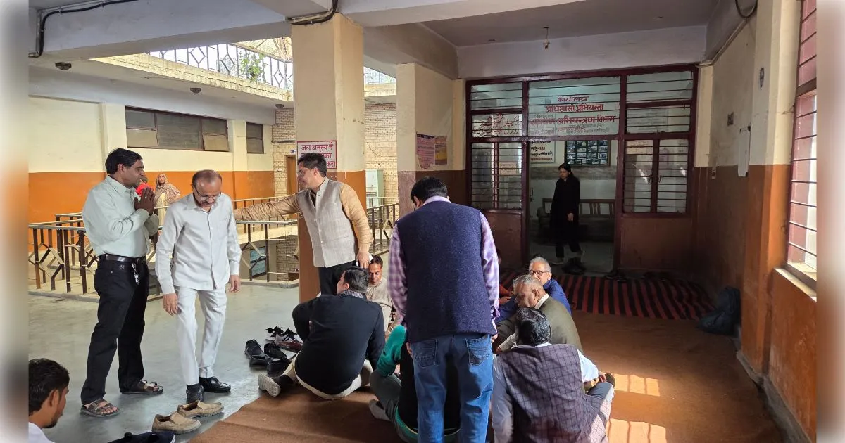 मुजफ्फरनगर: विकास भवन में अधिशासी अभियंता और कर्मचारी के बीच भिड़ंत, अभद्रता के विरोध में कार्य बहिष्कार