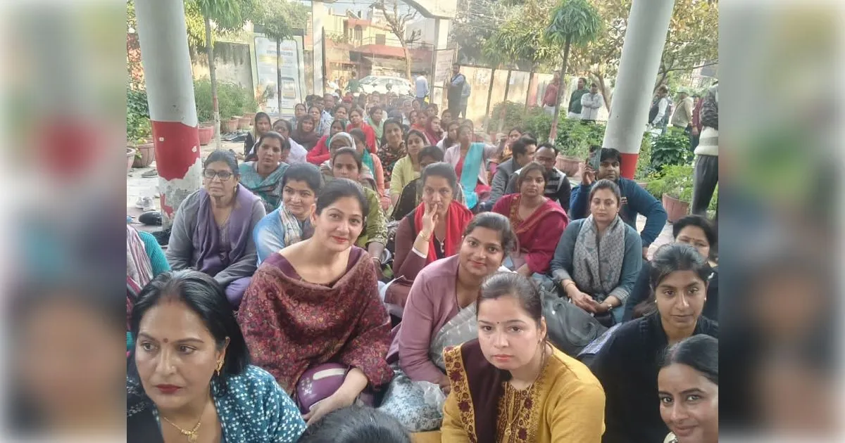 मुजफ्फरनगर: बीएसए दफ्तर पर गरजे बीकेयू शिक्षक प्रकोष्ठ के पदाधिकारी, मांगों को लेकर दिया धरना