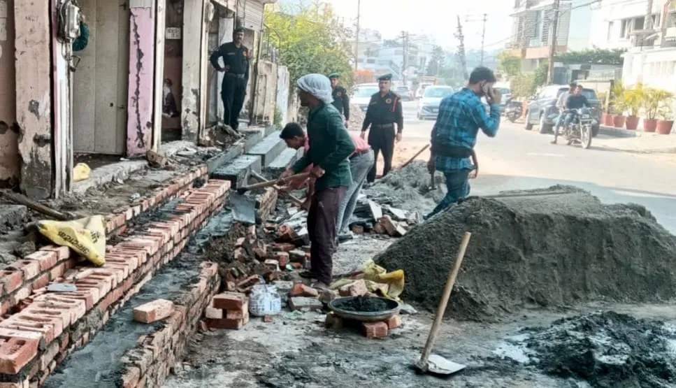 सहारनपुर: मुख्यमंत्री पोर्टल की शिकायतों पर नगर निगम की बड़ी कार्रवाई, अतिक्रमण हटाए और जुर्माना वसूला